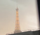 Une pluie torrentielle fait disparaître la Tour Eiffel.