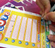 Il gagne 5 millions de dollars au loto : sa femme encaisse le chèque à sa place et le quitte pour un autre homme
