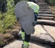 Le gouvernement norvégien embauche des sherpas du Népal pour construire des sentiers sur les montagnes. On croit qu'ils sont bien payés, tellement qu'un été de travail en Norvège équivaut à plus de 10 ans de travail au Népal :