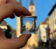 Le designer japonais Hakusi Katei a créé un petit cube de cristal qui réduit la résolution des objets sur lesquels vous le pointez.