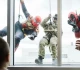 Des membres de l'équipe tactique déguisés en Spiderman et Deadpool descendent en rappel le long des murs de l'Hôpital de Montréal pour enfants