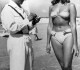 Un policier dressant une contravention à une femme pour avoir porté un bikini sur une plage italienne, 1957
